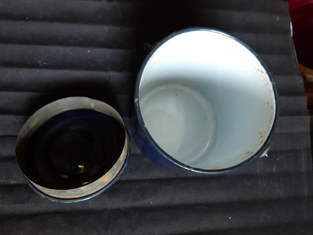Vintage enamel container (Category: Vintage Collectibles) located in Singapore. Submitted by yewlee.ong.1 (Listing ID 280994516, Image 3). Description: 5" height and 4" diameter.
