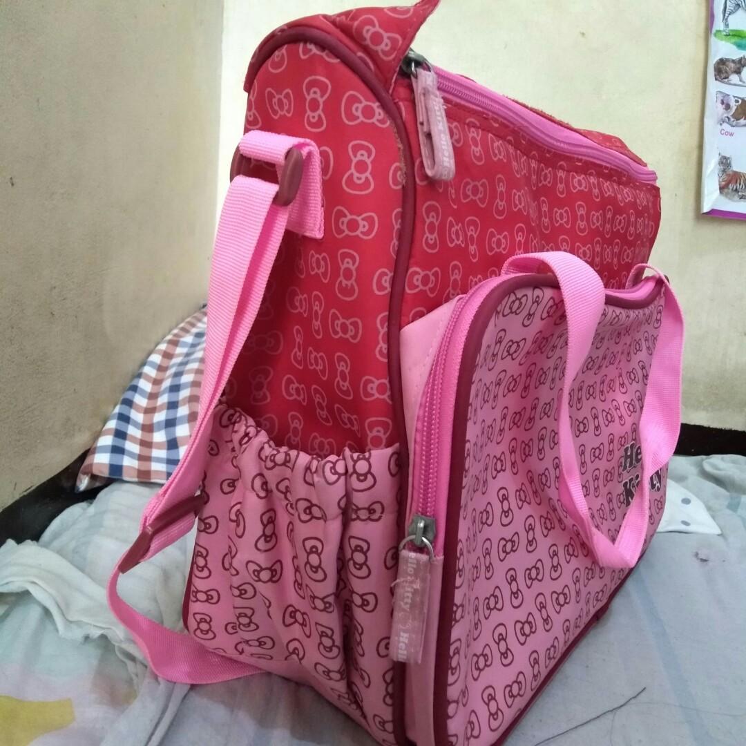 Baby Diaper Bag (Category: Diaper Bags & Wetbags) located in Pasig City. Submitted by ambushhh (Listing ID 281196804, Image 2). Description: no issue good as brand new 10/10 condition 💯 used max 5 times this was given as a gift di na nagagamit masyado and maglilipat po ng bahay.