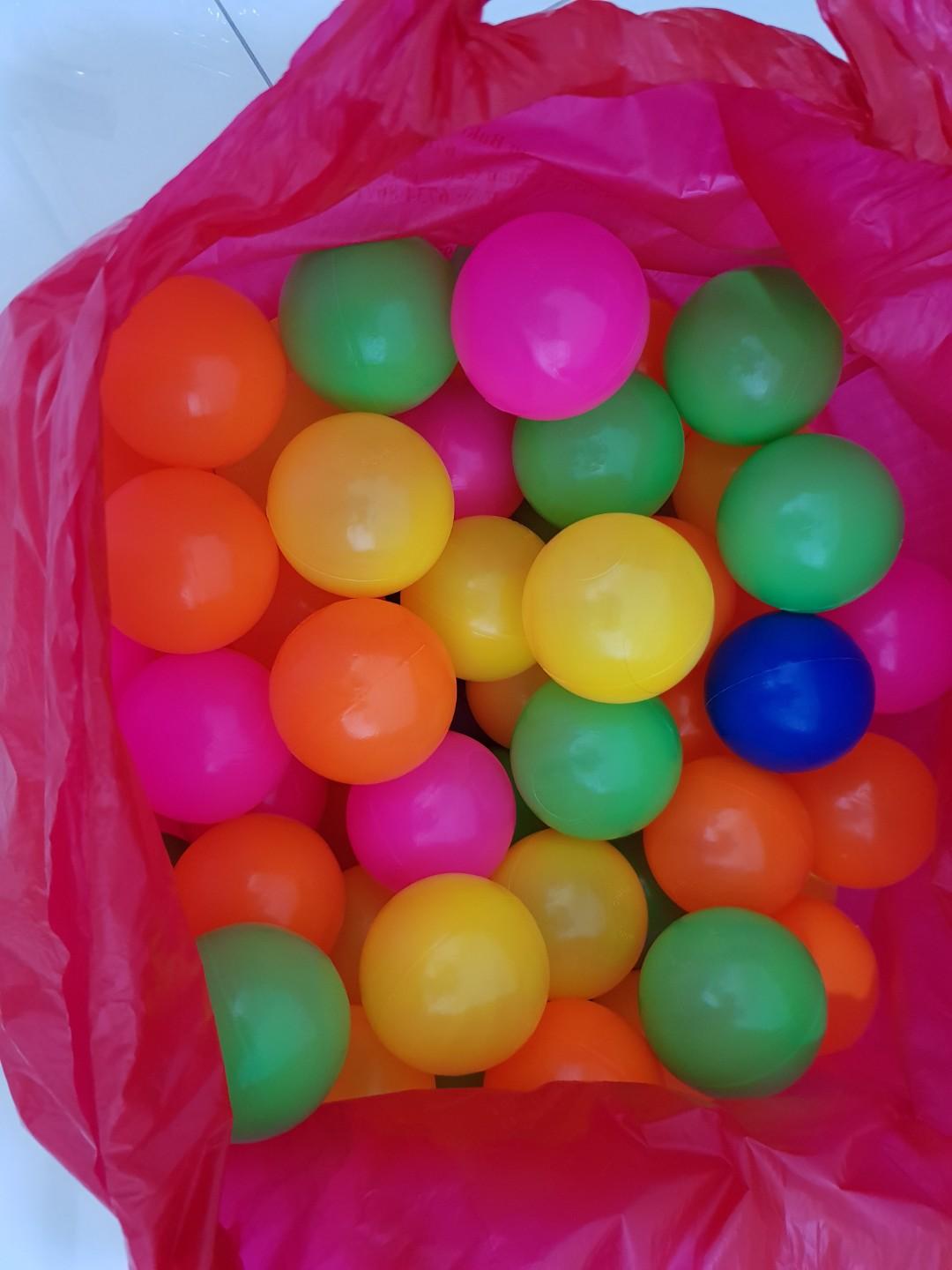 100 plastic balls