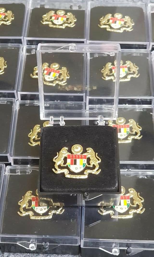 Kolar Pin Jata Negara Kepada Kakitangan Kerajaan, Men's Fashion, Muslim