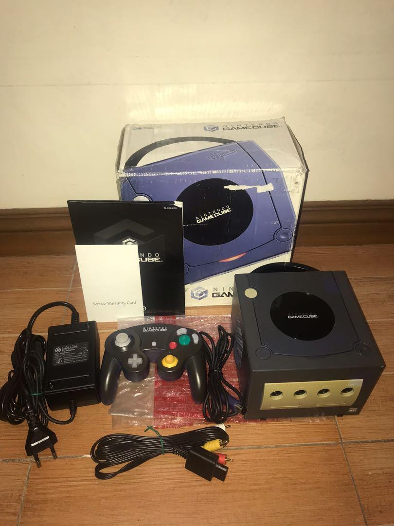Nintendo GameCube DOL-001 in Platinum with 3 games and 2 controllers
