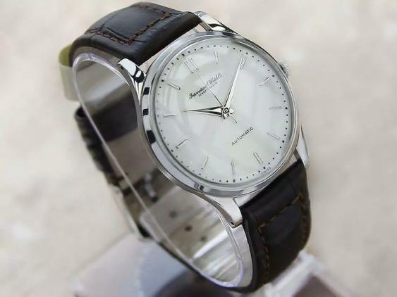IWC automatic (Category: Watches) located in Singapore. Submitted by ice.313 (Listing ID 281392837, Image 3). Description: Very rare high calibre automatic IWC movement. Pristine condition IWC 1960s watch. Not a single scratch/mark Good size at 35mm. Elegant Swiss dress watch Must have for vintage watch collectors Lowballers stay away Omega vintage Iwc Rolex Vintage watch Dress watch Classic watches Swiss watch Luxury watch Iwc vintage Vintage wa