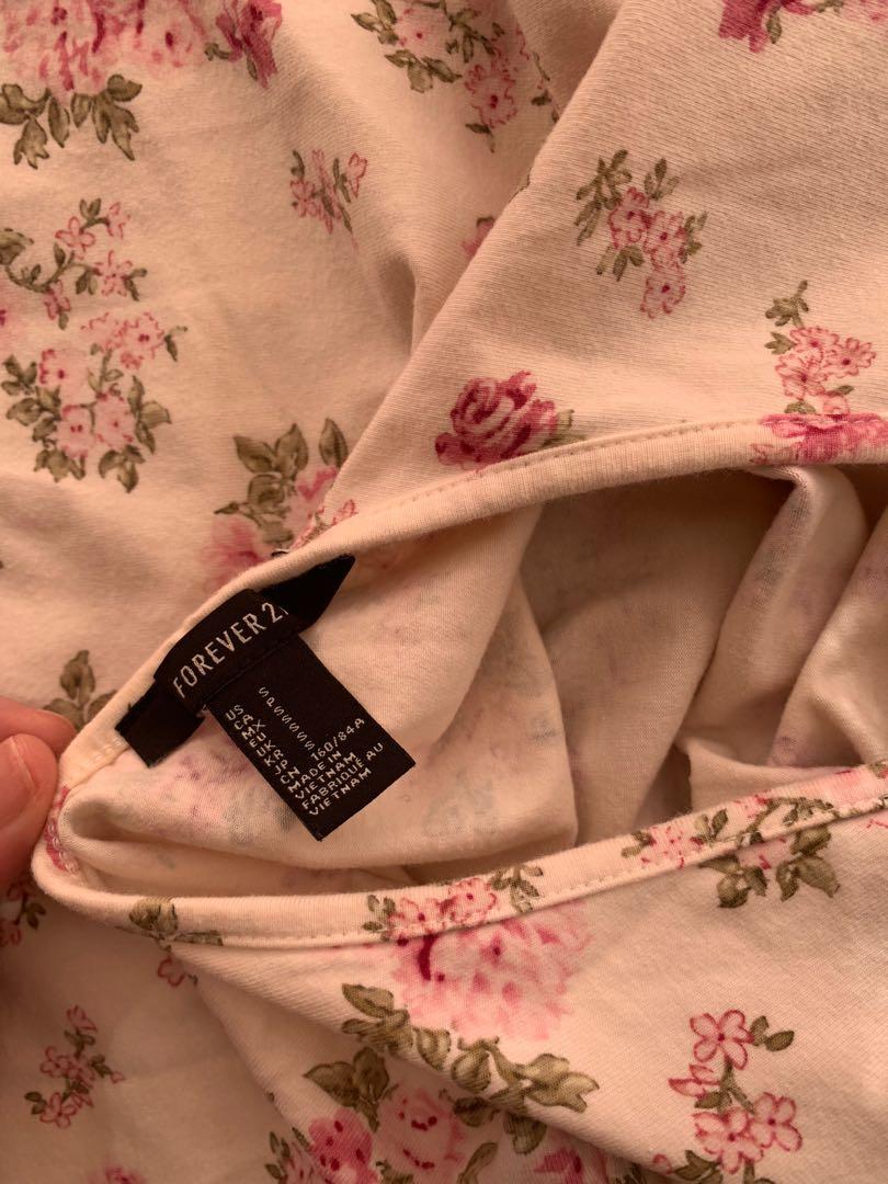 Foreve21 floral dress (Category: Dresses) located in Del Monte. Submitted by trinketsph__ (Listing ID 281538695, Image 1). Description: For petite size only, body hugging, figure showing dress. One time ko lg ata ngamit, tumagal lg sa closet.