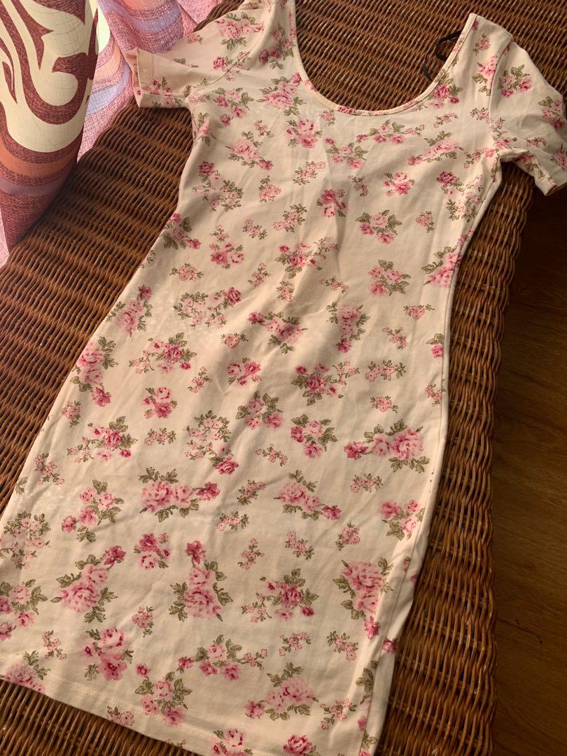 Foreve21 floral dress (Category: Dresses) located in Del Monte. Submitted by trinketsph__ (Listing ID 281538695, Image 3). Description: For petite size only, body hugging, figure showing dress. One time ko lg ata ngamit, tumagal lg sa closet.