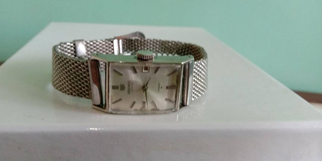 Vintage Seiko chorus 17 jewels manual winding ladies watch japan, Women's  Fashion, Watches & Accessories, Watches on Carousell