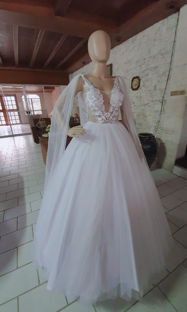 White Wedding/Prom Gown (Category: Evening dresses & gowns) located in Cebu City. Submitted by lovedbye (Listing ID 281609426, Image 1). Description: Used only for a wedding exhibit. Made by yours truly. -handstitched laces -can fit small-medium -i can adjust this to you -can be used as wedding gown, prenup gown or prom gown -very pretty in actual.