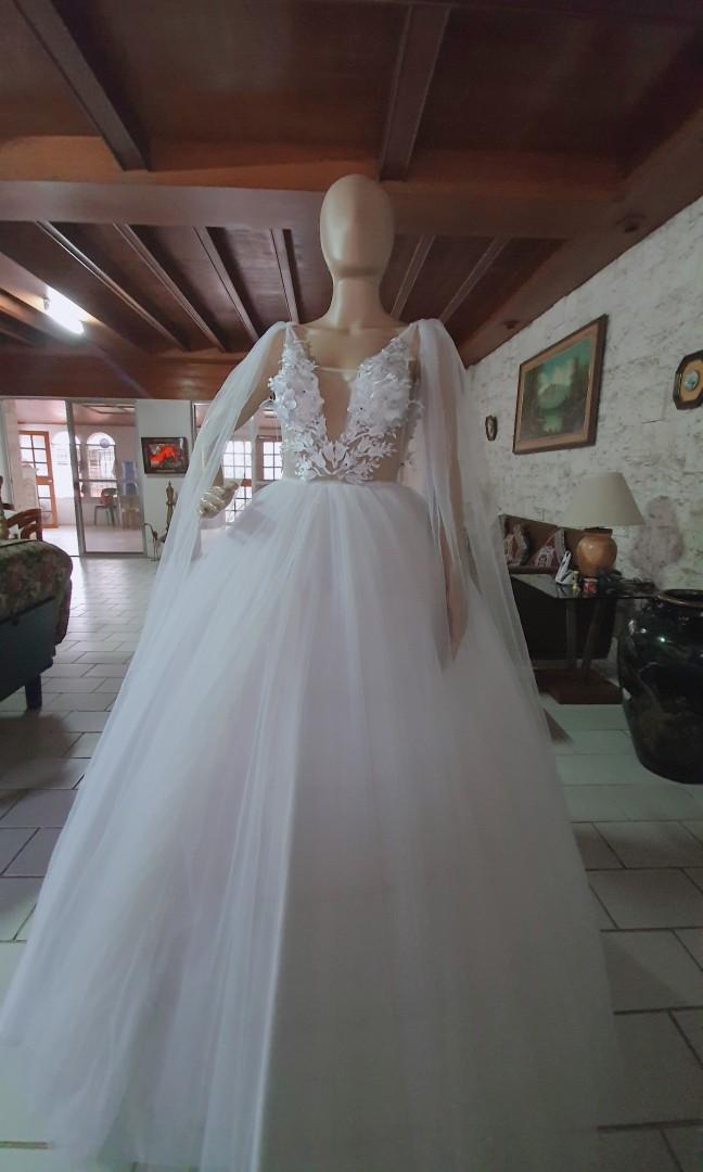 White Wedding/Prom Gown (Category: Evening dresses & gowns) located in Cebu City. Submitted by lovedbye (Listing ID 281609426, Image 2). Description: Used only for a wedding exhibit. Made by yours truly. -handstitched laces -can fit small-medium -i can adjust this to you -can be used as wedding gown, prenup gown or prom gown -very pretty in actual.