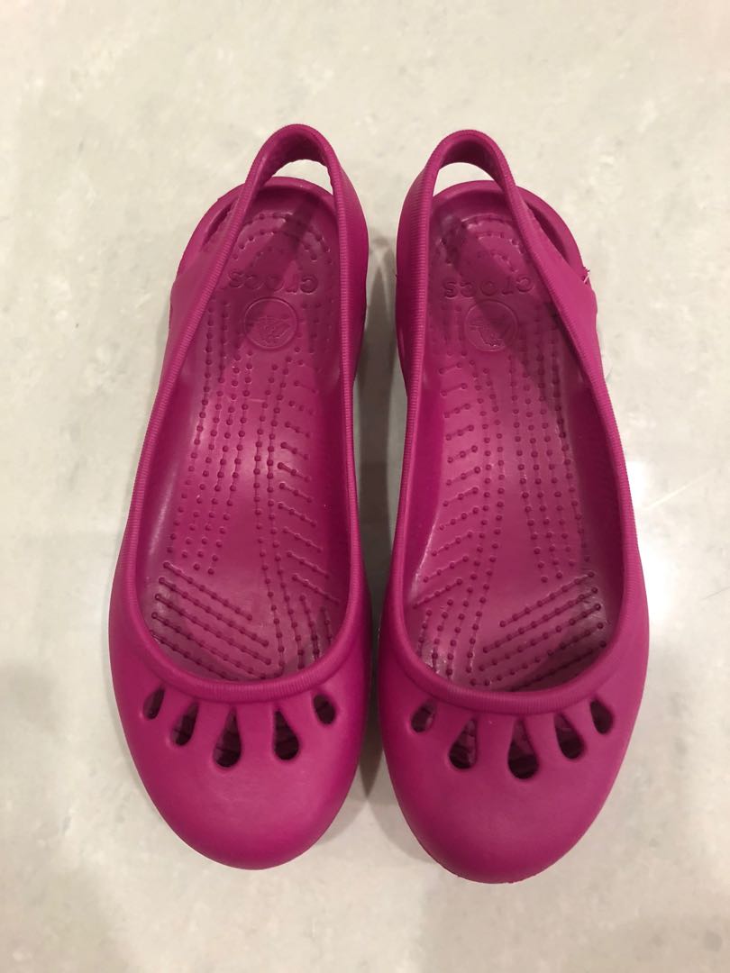 crocs pink flip flops