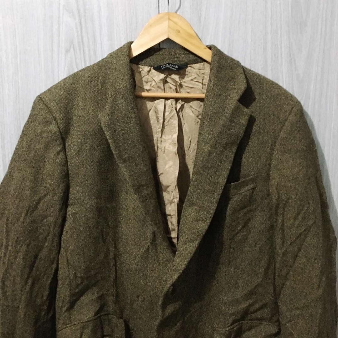 Jos A. Bank Suit/Coat (Category: Formal Shirts) located in Mandaluyong City. Submitted by itsme_kriszie (Listing ID 281774972, Image 3). Description: This is my brother's preloved. Actual measurements provided on photo. Scroll down for detailed photo as well. No issues, just needs ironing. Already a steal. Message for other details not provided here. Kindly see my other listings for more men's coat or suits. Enjoy! #prelovedsuit #prelovedcoat #me