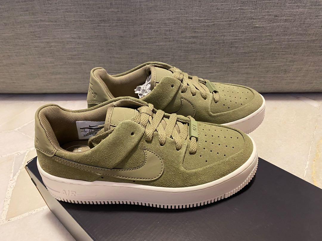 Nike air force 1 sage low olive hot sale green