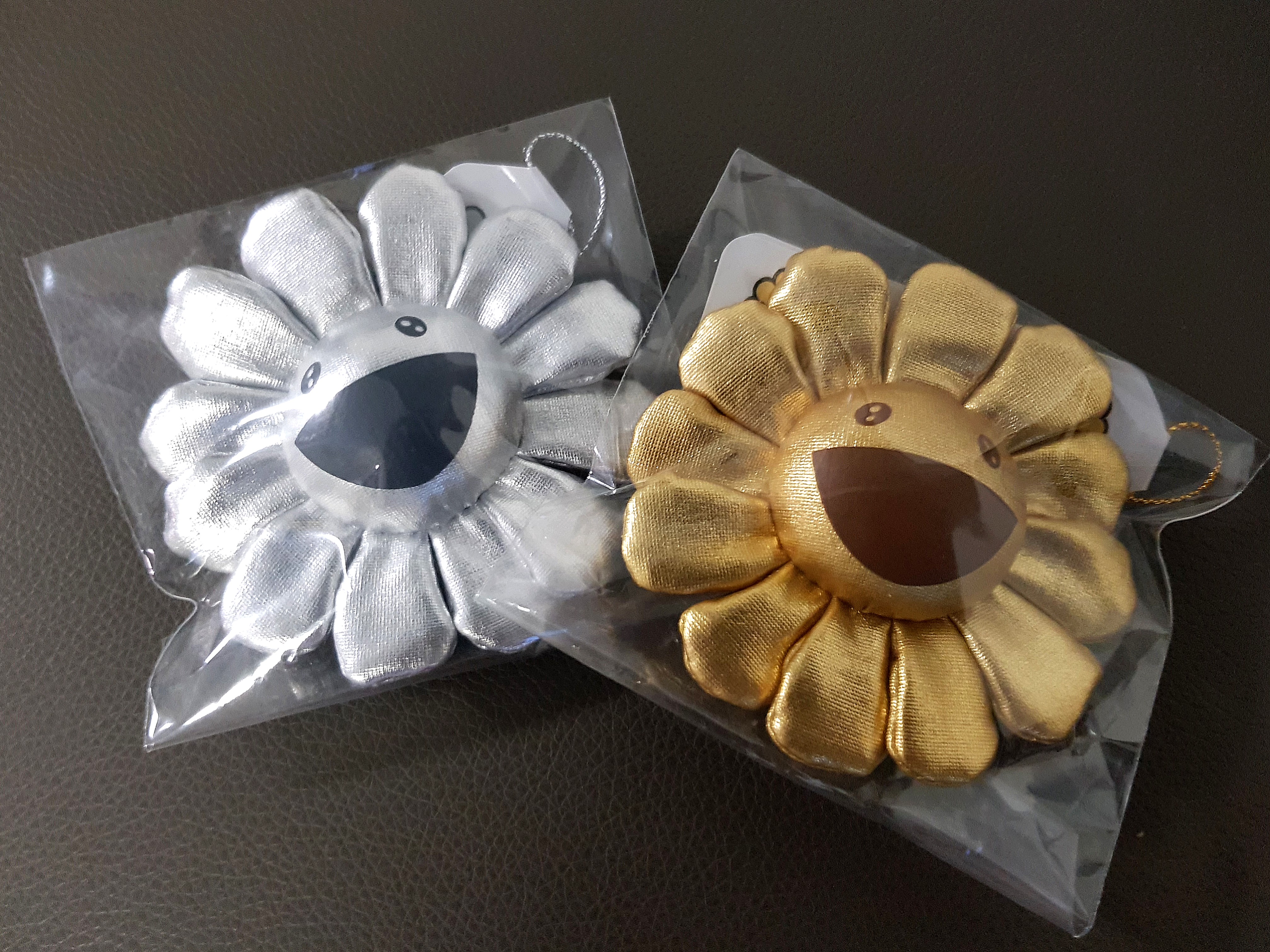  Takashi Murakami Flower Key Chain Set of 2 Gold and Silver :  Clothing, Shoes & Jewelry