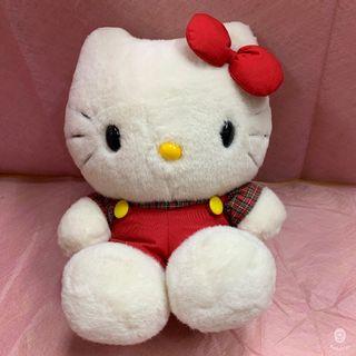 【Hello Kitty】紅色吊帶褲KITTY絨毛娃娃​﻿