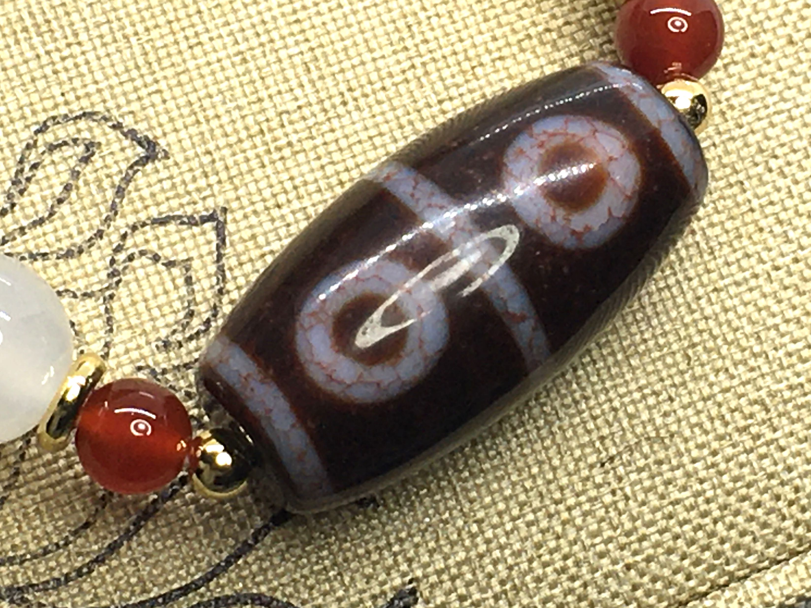 红玉髓地门四眼天珠手链Carnelian Four-Eyed Dzi Bead Bracelet 30.1x15.1mm, Women's  Fashion, Jewelry & Organisers, Body Jewelry on Carousell
