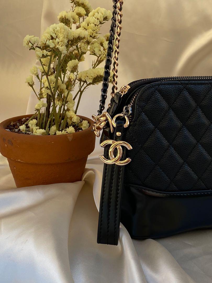 CHANEL 2-tone Sling(caviar skin) (Category: Purses & Pouches) located in Manila. Submitted by unnew (Listing ID 282294810, Image 2). Description: Caviar authentic quality 💯💯.