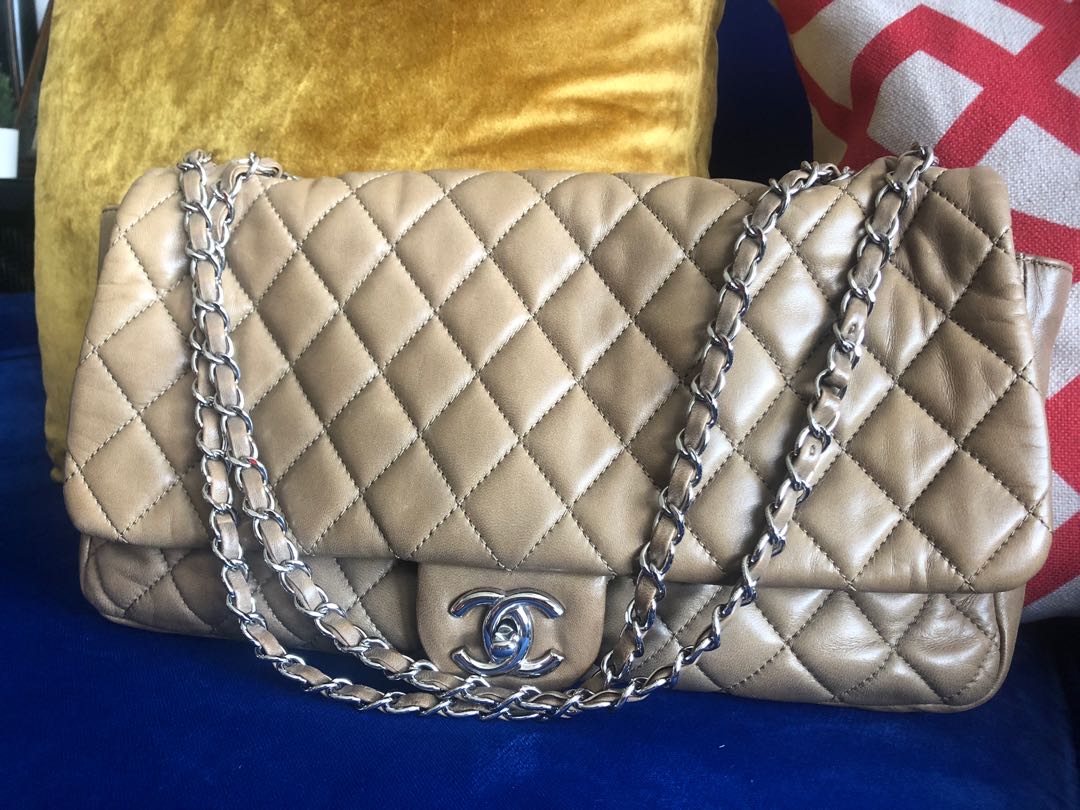 Chanel handbag raincoat, 名牌, 飾物及配件- Carousell