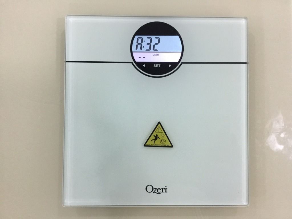 https://media.karousell.com/media/photos/products/2020/03/10/ozeri_weightmaster_440_lbs__200_kg_bath_scale_with_bmi_bmr_and_50_gram_weight_change_detection_1583822393_114efb66b