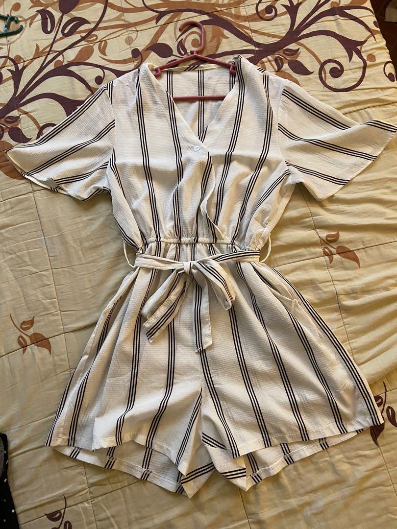 White Rompers (Category: Rompers) located in Manila. Submitted by secondasnew_ (Listing ID 282359242, Image 1). Description: Fits M-Semi Large.