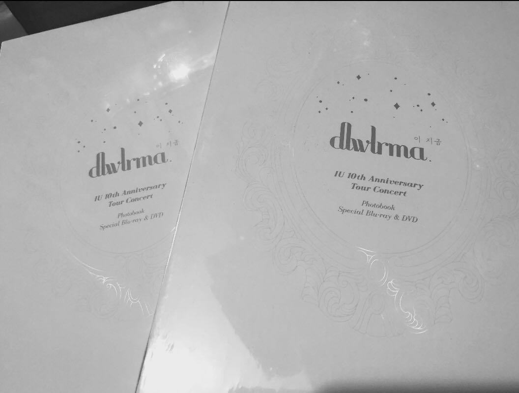 絕版全新) IU 十週年演唱會Dlwlrma Photobook, 興趣及遊戲, 收藏品及 