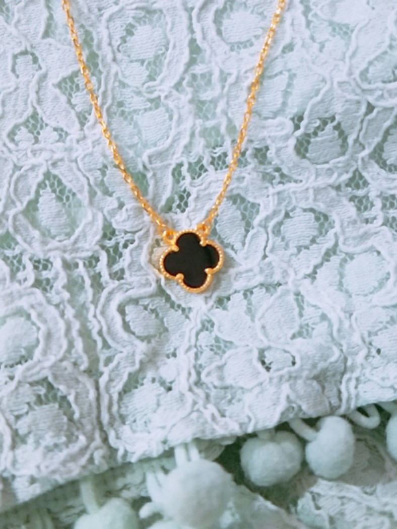 Clover design, Women's Fashion, Jewelry & Organisers, Necklaces on ...