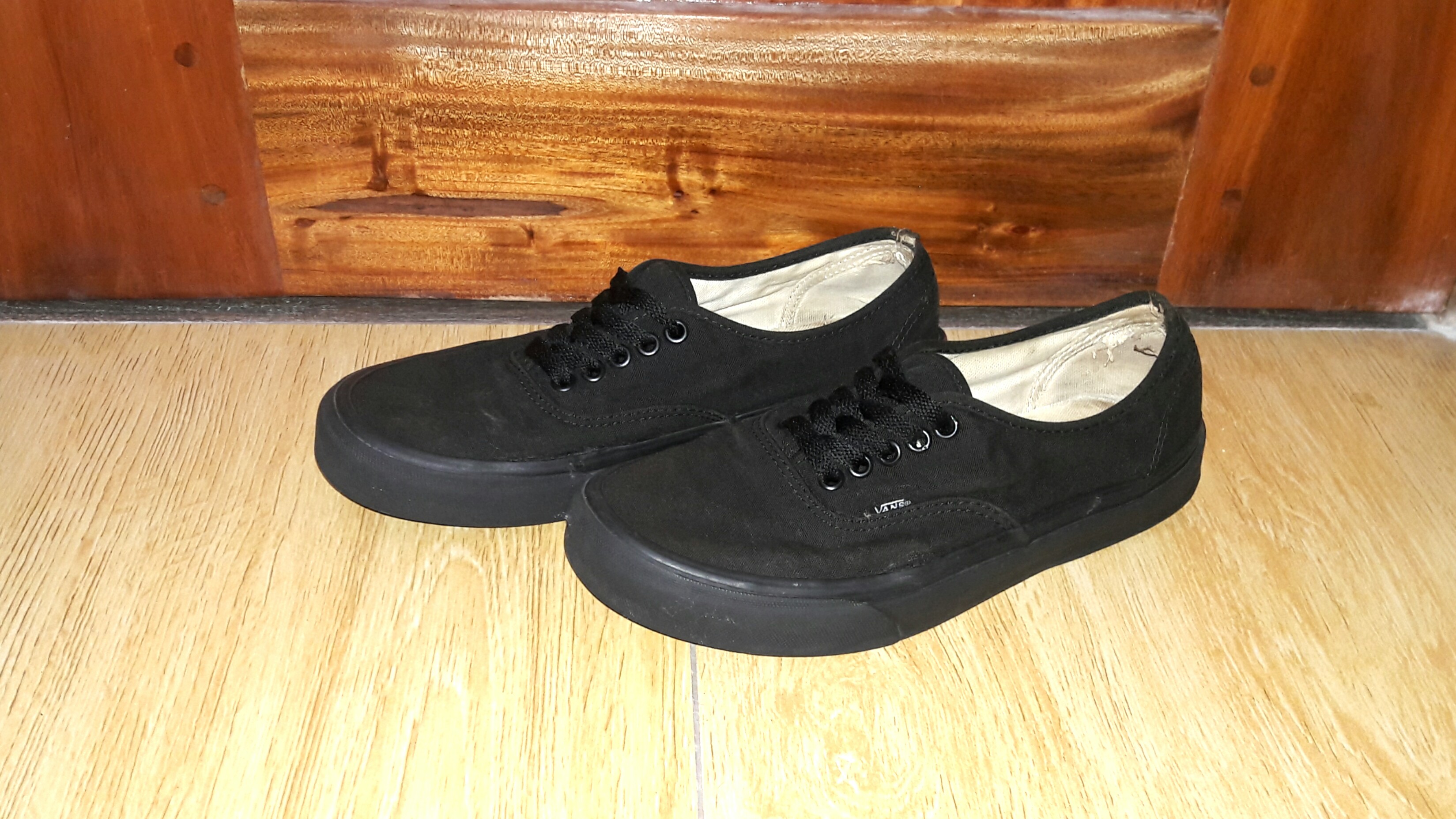 vans authentic black canvas