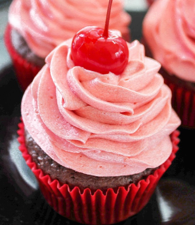Halal Cupcakes 6 pieces, Food & Drinks, Homemade Bakes on Carousell