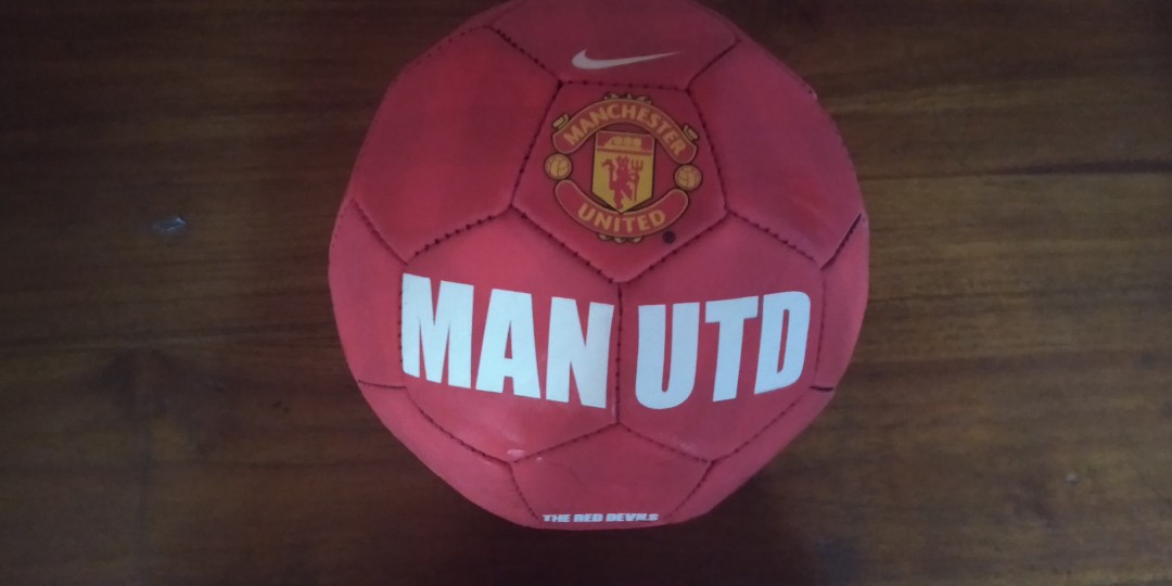 Manchester United Nike mini soccer ball, Men's Fashion, Activewear on
