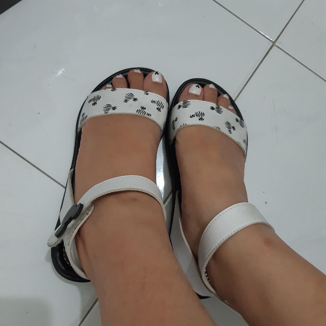 Preloved Sepatu Sandal Disney Mickey X Nevada Fesyen Wanita Sepatu Di Carousell