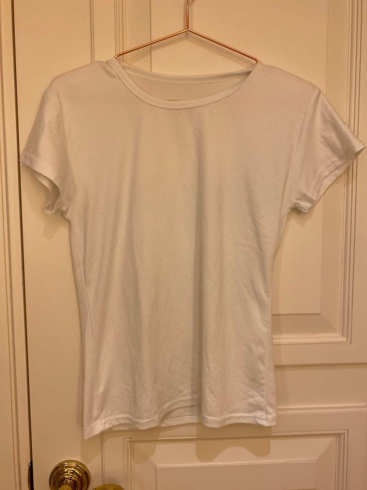 Soft White Basic Tee （分類：襯衫）位於 Hong Kong。 由 nootnoottt 提交（商品編號 282682705，圖片 1）。簡介： -100% new -will be cleaned and washed before mailing -can dm for more info and photos on the conditions of the item 。