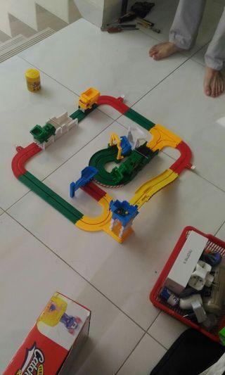 Mainan track mobil