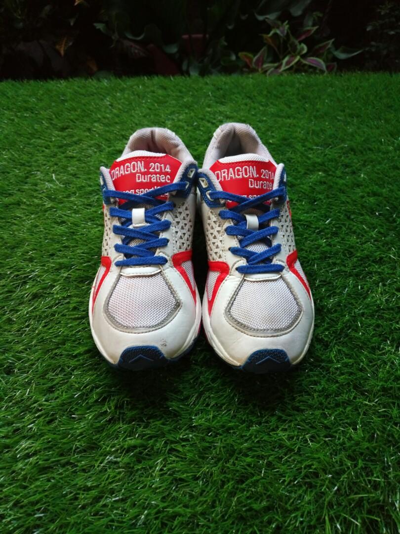 38 Le coq sportif dragon duratec Fesyen Wanita Sepatu di Carousell