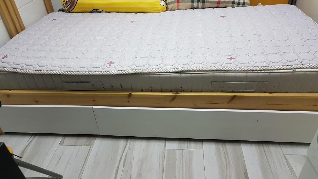 床 （分類：兒童傢具 - 嬰兒床）位於 Hong Kong。 由 anitalee0203 提交（商品編號 282903702，圖片 3）。簡介： 3呎單人床 連2櫃筒 有需要可預約時間 3月31日前自行上門拆除 床身長200cm 寬100cm。