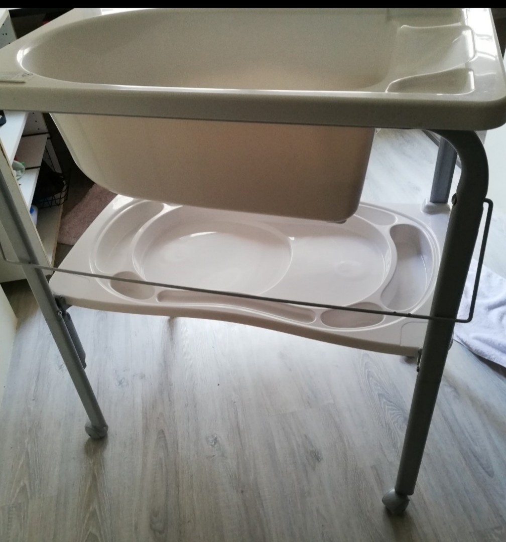 Bathtub with changing table, Babies & Kids, Bathing & Changing, Bathtub