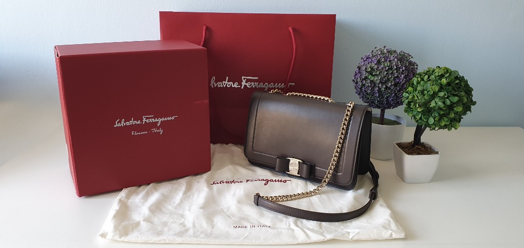 Vara bow bag with front flap outlet