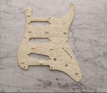 Fender strat style pickguard white Fender strat style pickguard white