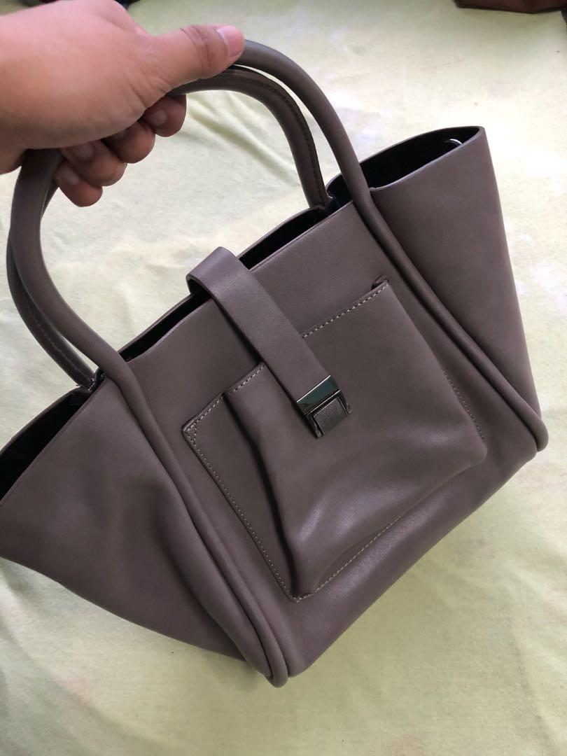 Grey Casual Handbag (Category: Tote Bags) located in Manila. Submitted by toothless.project (Listing ID 283061798, Image 1). Description: Selling in prestine condition. Haven’t used..