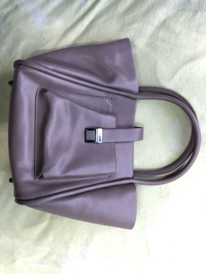 Grey Casual Handbag (Category: Tote Bags) located in Manila. Submitted by toothless.project (Listing ID 283061798, Image 2). Description: Selling in prestine condition. Haven’t used..