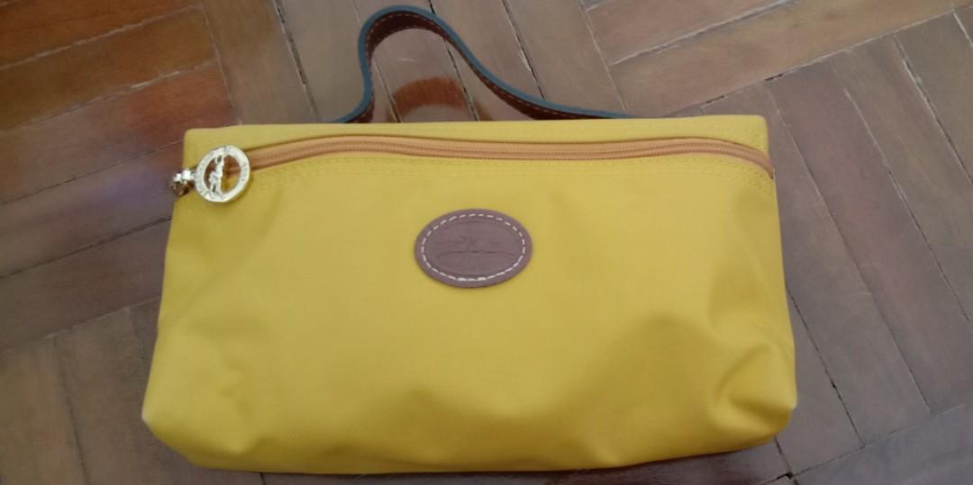 Make Up Pouch (Category: Bags & Wallets) located in Kuching. Submitted by msdha (Listing ID 283051139, Image 1). Description: made in Italy with date code, condition 9.5/10.