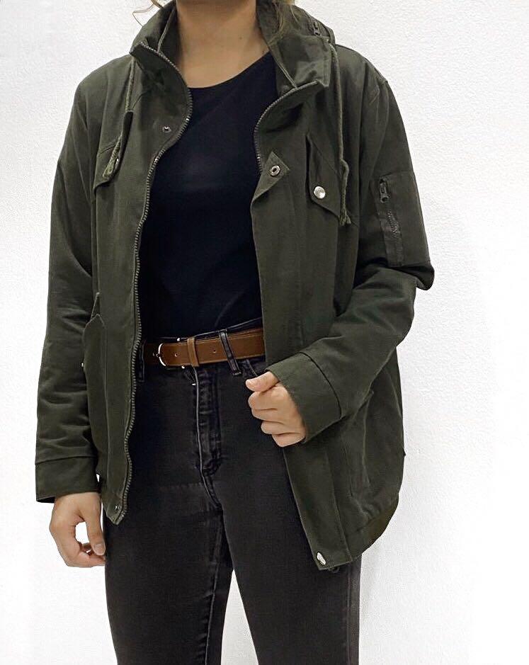 ARMY GREEN JACKET (Category: Coats, Jackets and Outerwear) located in Subang Jaya. Submitted by qisarchives (Listing ID 283028721, Image 1). Description: OVERSIZED GREEN PARKA JACKET (NO HOOD) SIZE FITS L/XL CONDITION 7.5/10 (USED) RM45 INCLUDING POSTAGE.