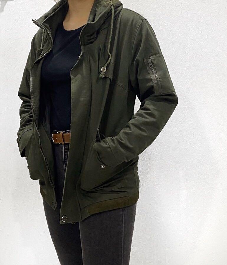 ARMY GREEN JACKET (Category: Coats, Jackets and Outerwear) located in Subang Jaya. Submitted by qisarchives (Listing ID 283028721, Image 2). Description: OVERSIZED GREEN PARKA JACKET (NO HOOD) SIZE FITS L/XL CONDITION 7.5/10 (USED) RM45 INCLUDING POSTAGE.