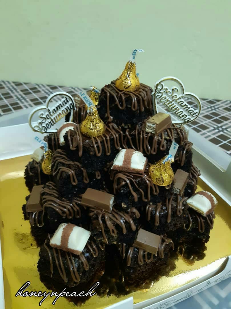 Brownies Tower Kek Hantaran Kahwin Tunang Kek Birthday Food Drinks Baked Goods On Carousell