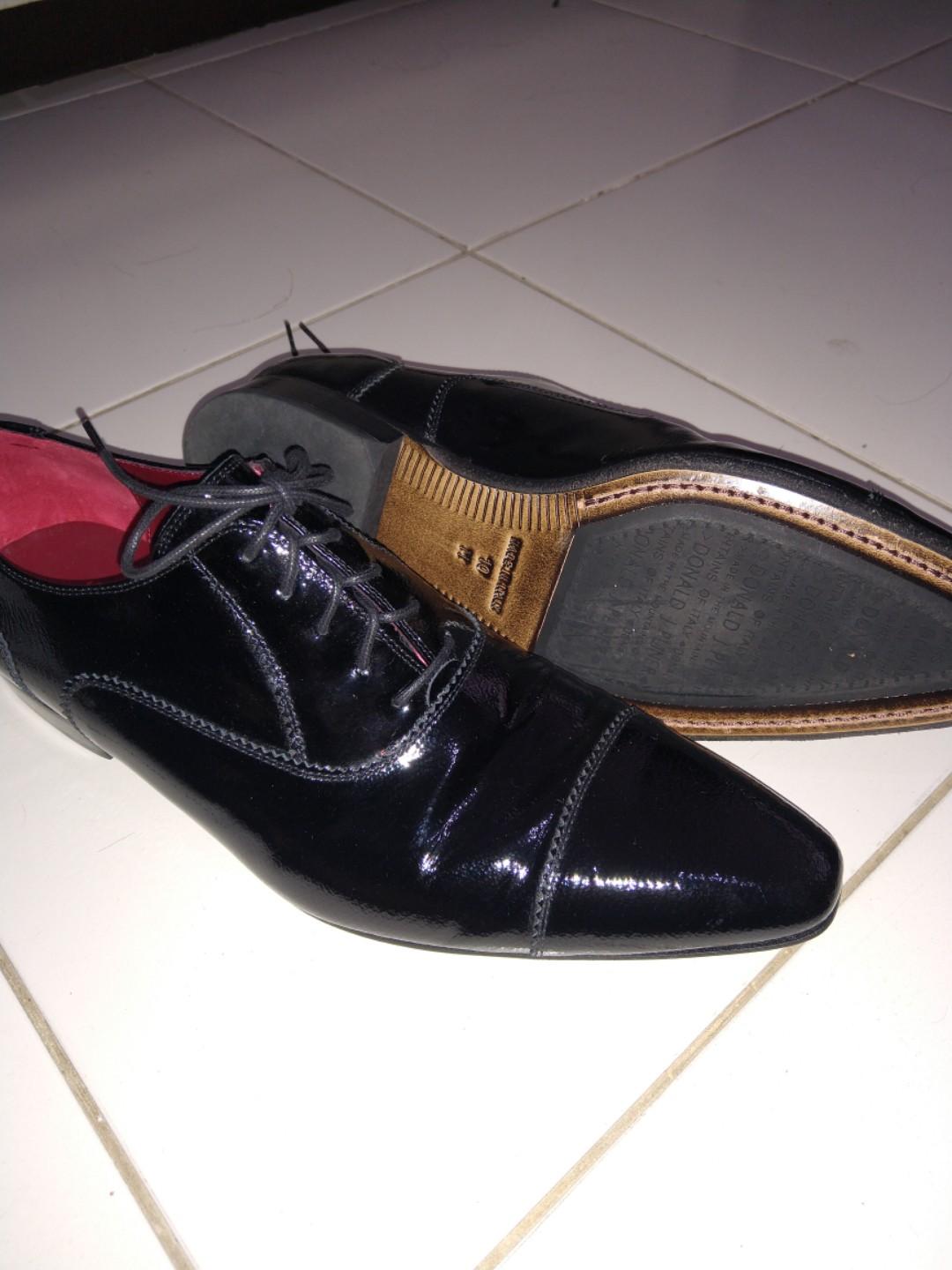 Donald J. Pliner Authentic Black shoes (Category: Dress Shoes) located in Makati City. Submitted by silva21 (Listing ID 283371464, Image 3). Description: Authentic Donald Pliner black shoes Kindly message me here or via sms globe: 09355451264 Thank you ☺️.