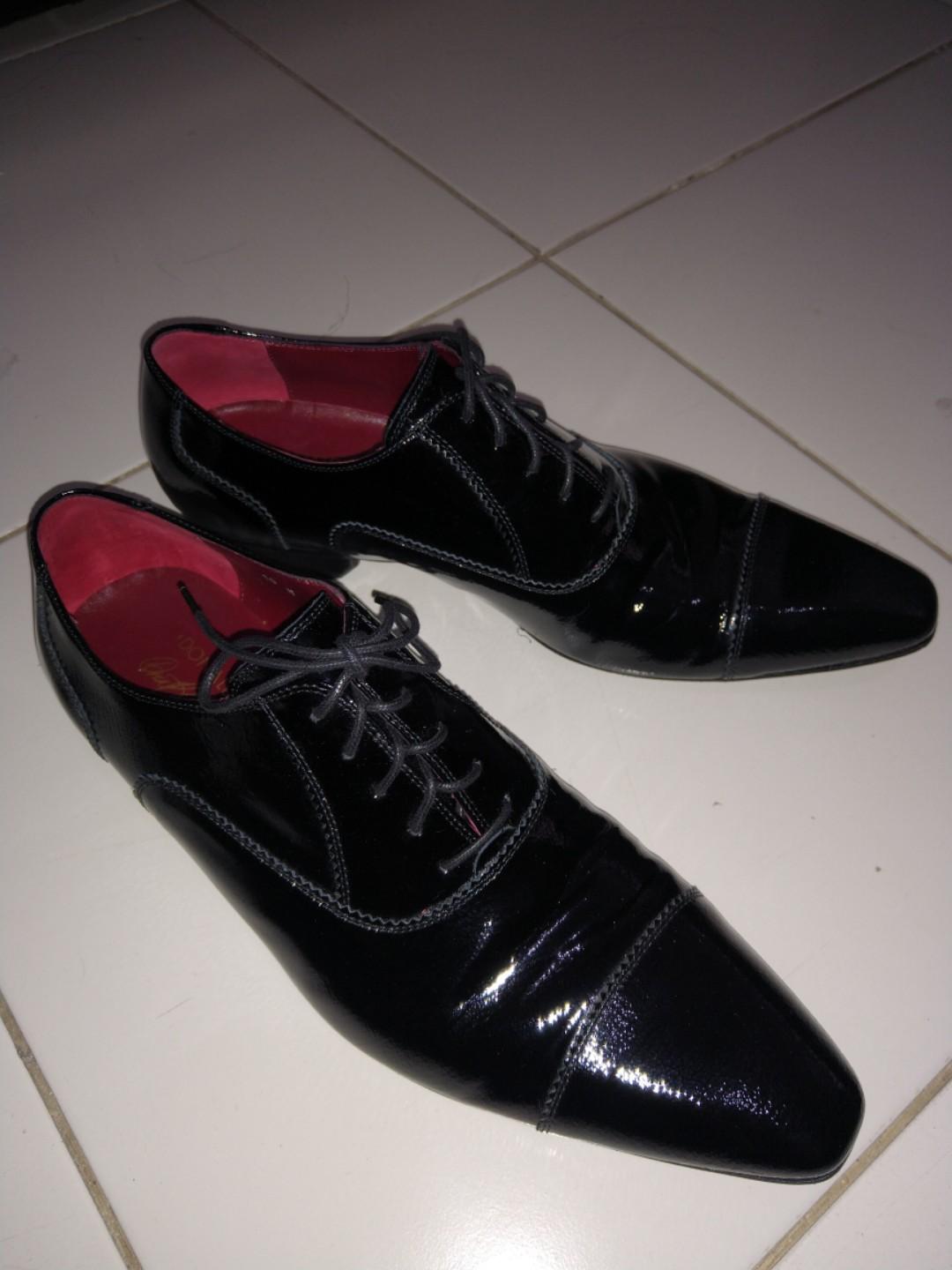 Donald J. Pliner Authentic Black shoes (Category: Dress Shoes) located in Makati City. Submitted by silva21 (Listing ID 283371464, Image 2). Description: Authentic Donald Pliner black shoes Kindly message me here or via sms globe: 09355451264 Thank you ☺️.