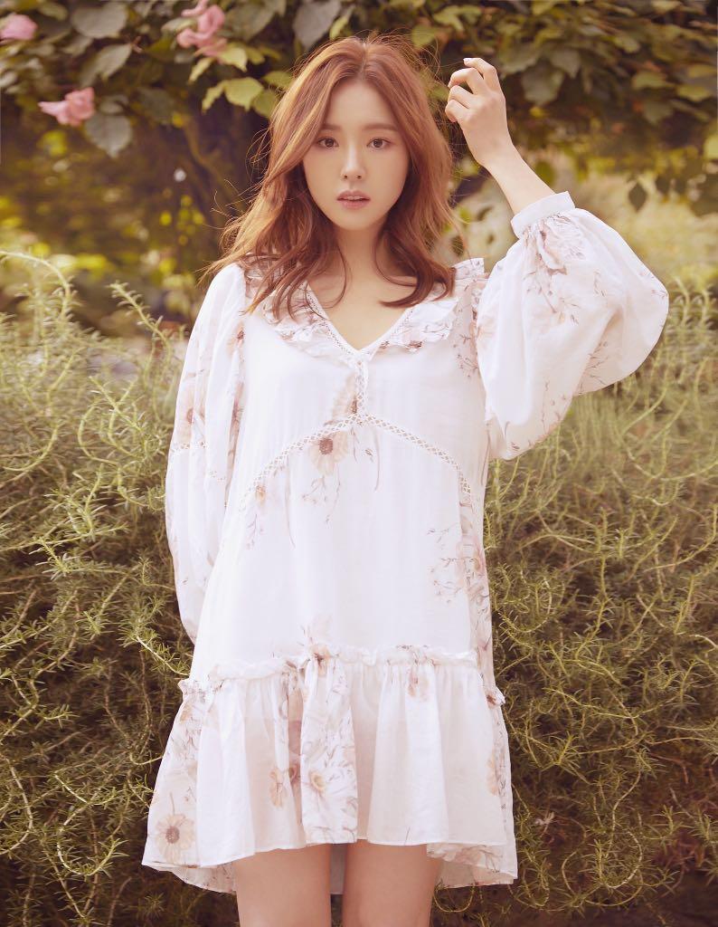 H&m flounced dress white floral sale