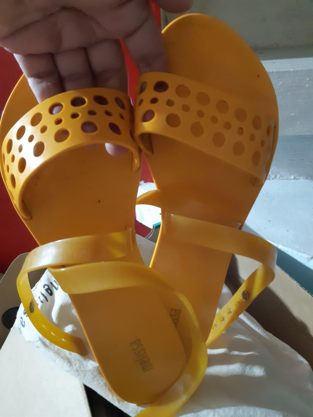 Melissa (Category: Flats & Sandals) located in Quezon City. Submitted by weenn5 (Listing ID 283247135, Image 3). Description: still smell.like candy😊 super ganda pa po bihira magamit very nice in actual.
