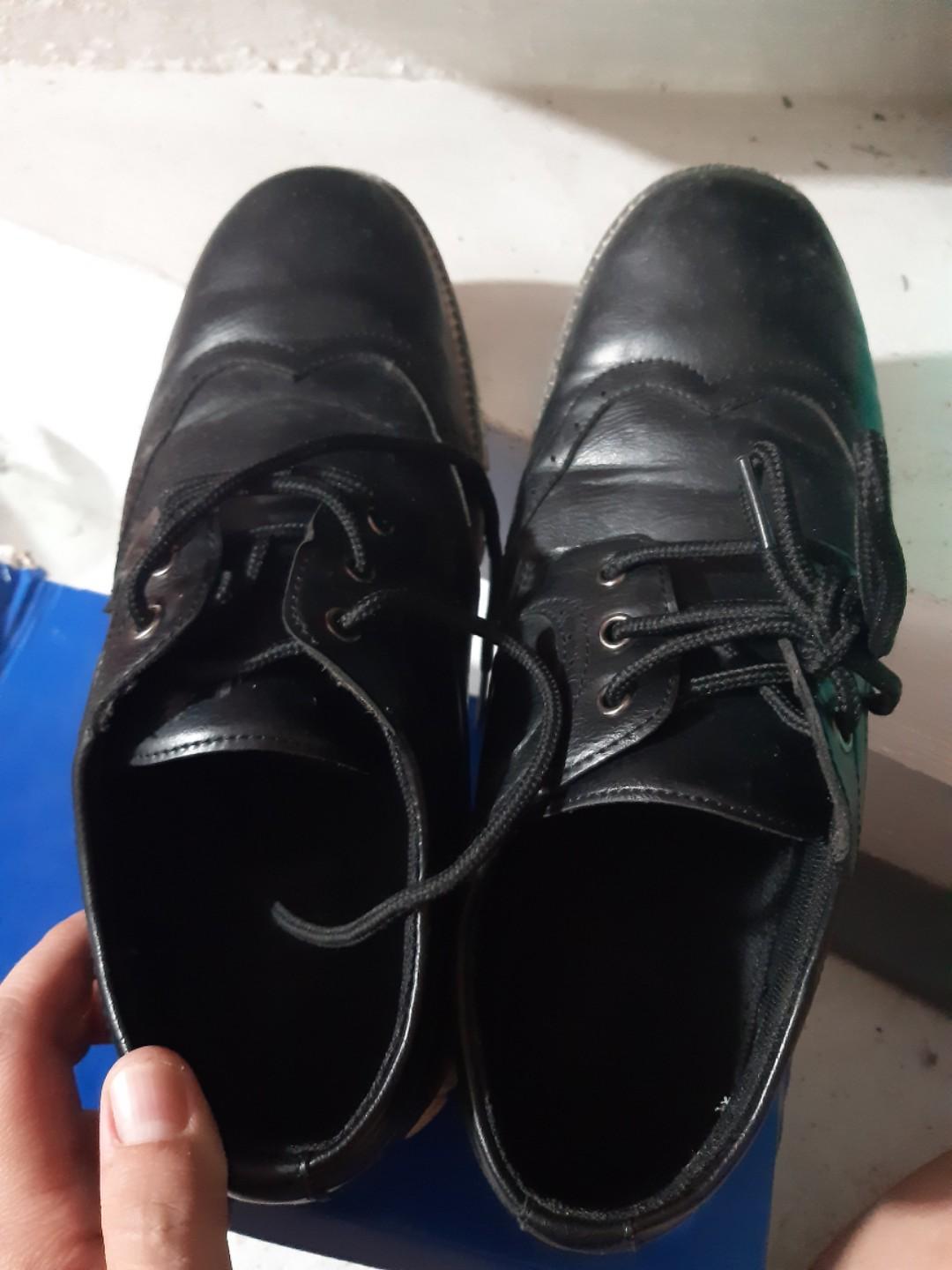 Olly black shoes (Category: Dress Shoes) located in Quezon City. Submitted by weenn5 (Listing ID 283247692, Image 2). Description: isang beses lang nagamit sa kasal naistock lmg po...pwede pang school shoes.