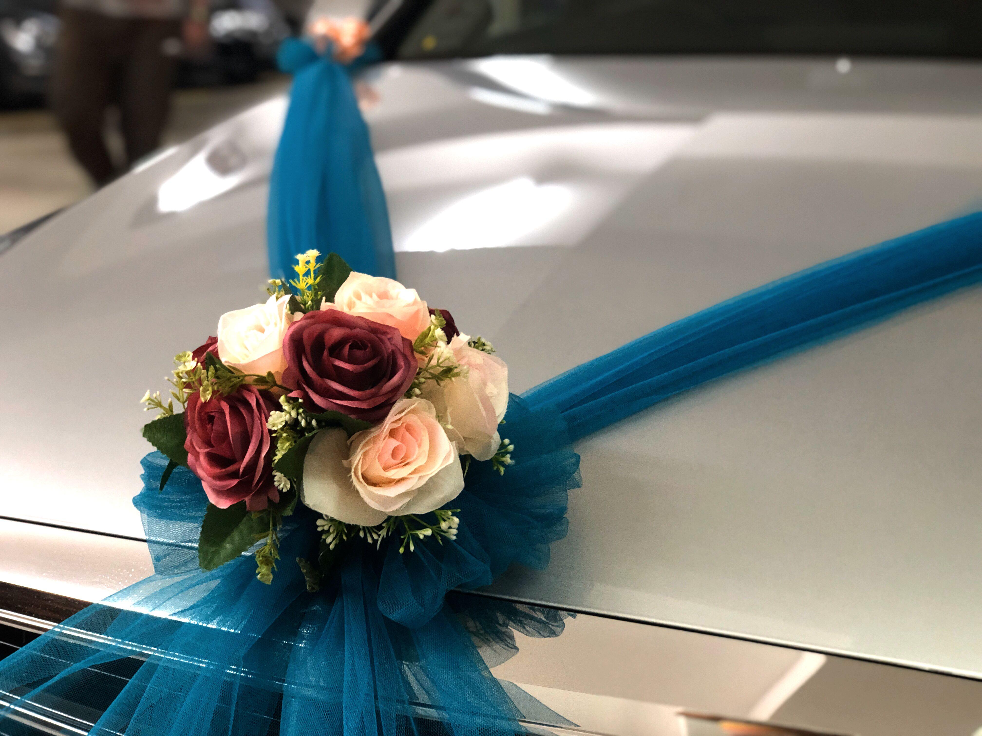 Wedding car top flower decoration