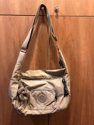 Kipling 駝色大口側背包