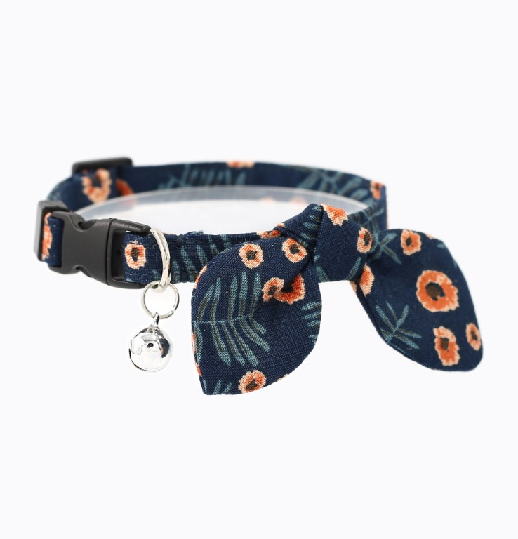 Cat collar with bell and bow clearance