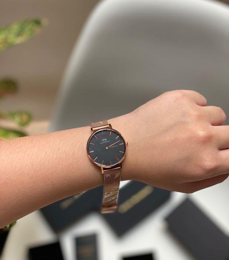 Daniel Wellington Petite Melrose 28mm, Fesyen Wanita, Jam Tangan di  Carousell