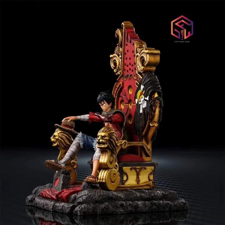 golden luffy statue